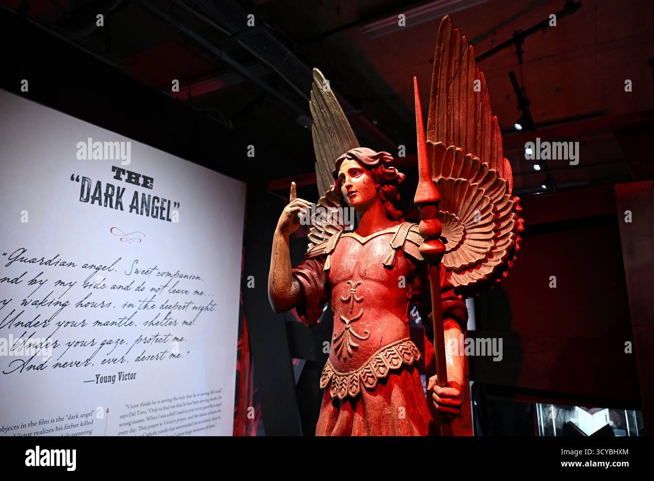 Statua di Dark Angel dal film Frankenstein (2025) Foto Stock