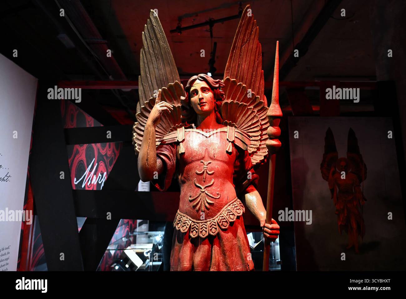 Statua di Dark Angel dal film Frankenstein (2025) Foto Stock