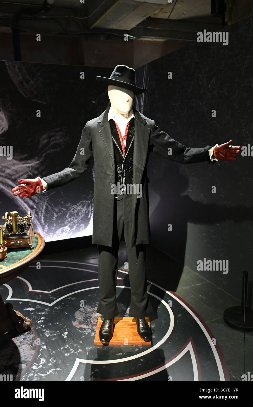 Costume di Victor Frankenstein (Oscar Isaac) nella scena teatrale di lezioni anatomiche dal film Frankenstein (2025) Foto Stock