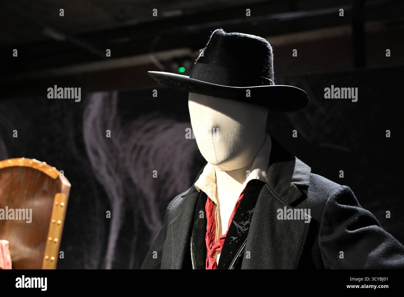 Costume di Victor Frankenstein (Oscar Isaac) nella scena teatrale di lezioni anatomiche dal film Frankenstein (2025) Foto Stock