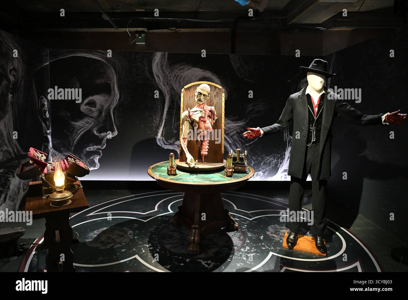 Oggetti di scena e costume di Victor Frankenstein (Oscar Isaac) nella scena teatrale di conferenze anatomiche dal film Frankenstein (2025) Foto Stock
