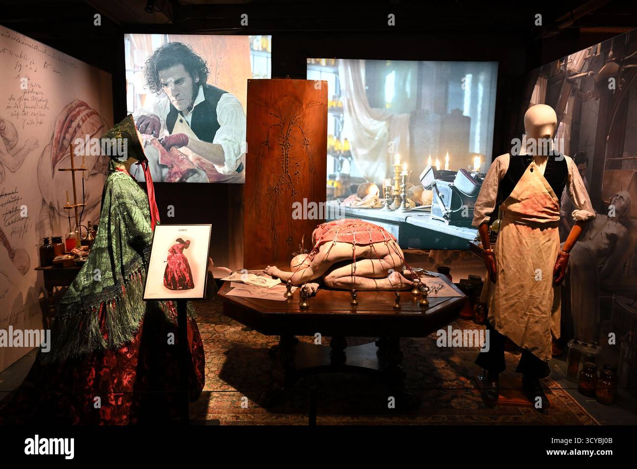 L'anatomia sanguinosa, l'abbigliamento teatrale di Victor Frankenstein (Oscar Isaac) e gli oggetti di scena del film Frankenstein (2025) Foto Stock