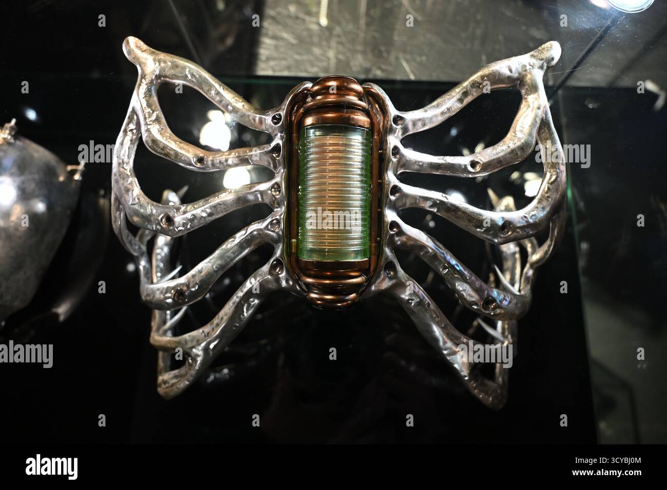 La scena rianimava "la creatura" di Victor Frankenstein dal film Frankenstein (2025) Foto Stock