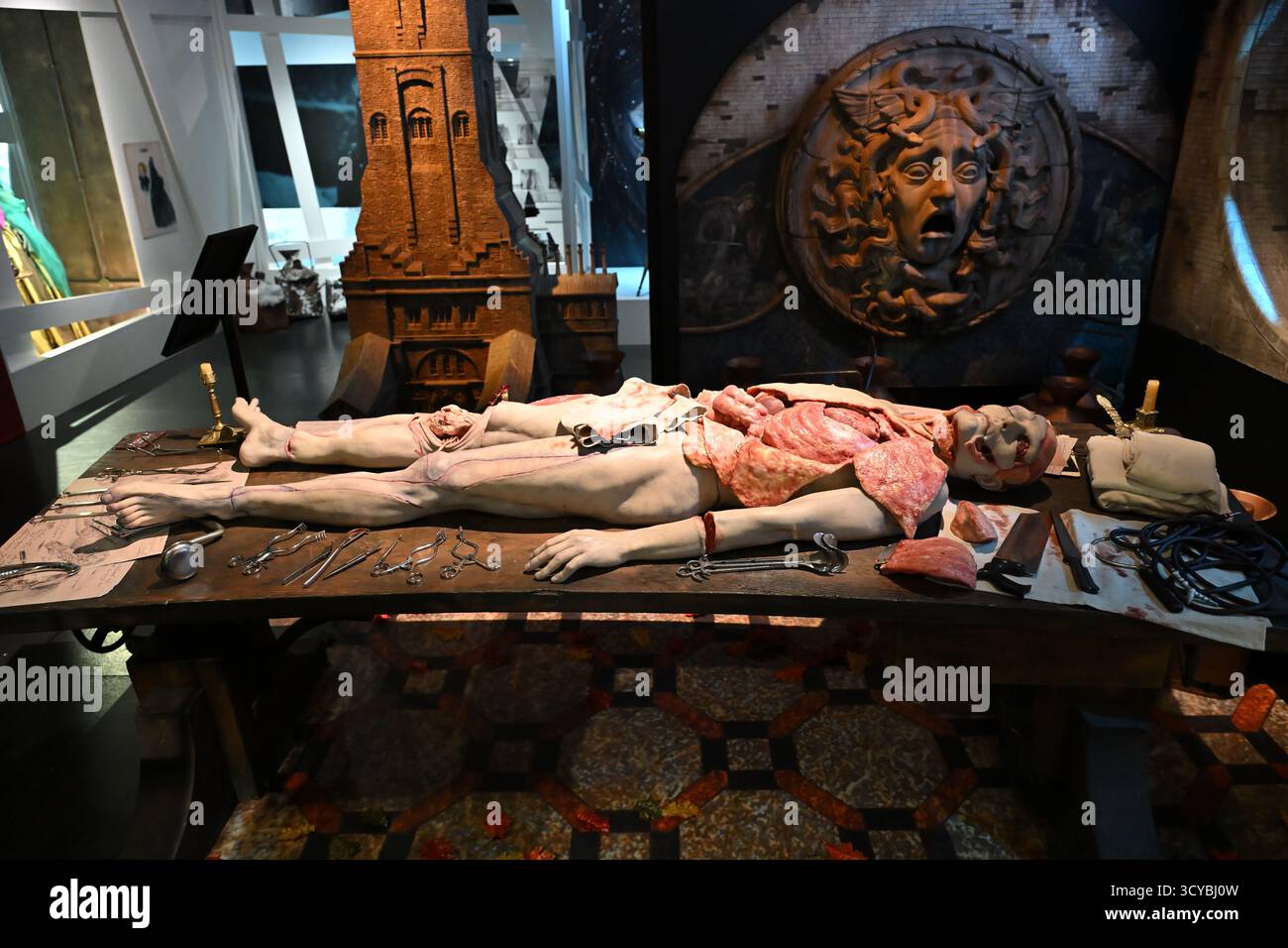 Oggetti di scena dal laboratorio del film Frankenstein (2025) Foto Stock