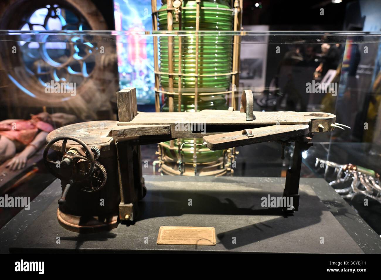 Oggetti di scena dal laboratorio del film Frankenstein (2025) Foto Stock