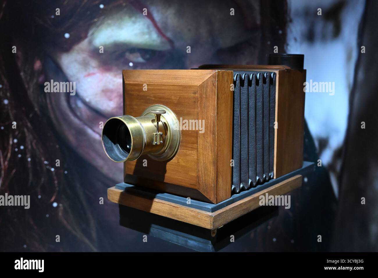 Una telecamera a soffietto d'epoca dal film Frankenstein (2025) Foto Stock