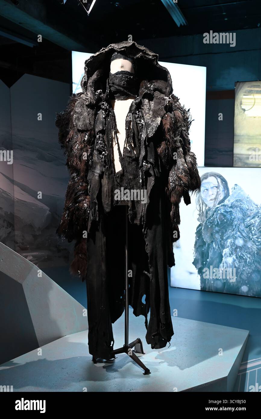 Costume di pelliccia artica per la creatura (Jacob Elordi) dal film Frankenstein (2025) Foto Stock