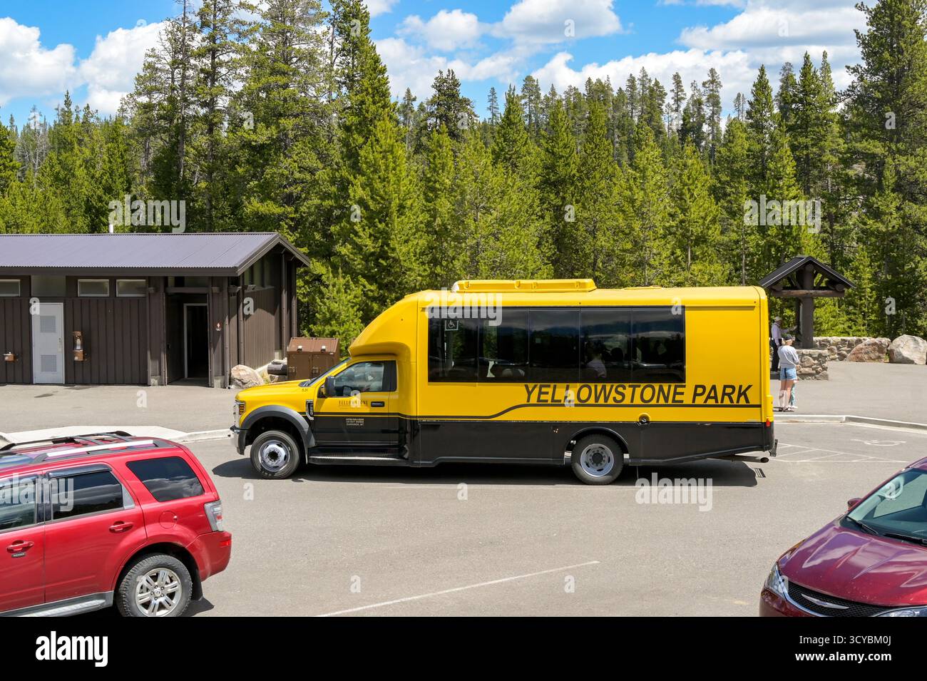 Yellowstone, Wyoming, Stati Uniti d'America - 30 maggio 2025: Servizio navetta per il National Park Service che lascia un parcheggio nel parco nazionale di Yellowstone. Foto Stock