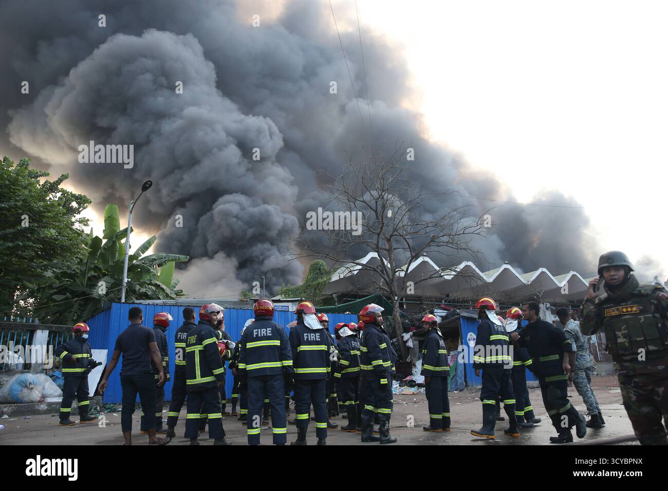 Dacca, Bangladesh. 18 ottobre 2025. I vigili del fuoco lavorano vicino al sito di un incendio massiccio nella zona di carico dell'aeroporto internazionale Hazrat Shahjalal di Dacca, Bangladesh, 18 ottobre 2025. Un enorme incendio è scoppiato sabato nella zona cargo dell'aeroporto internazionale Hazrat Shahjalal nella capitale del Bangladesh, Dhaka, costringendo a sospendere temporaneamente le operazioni di volo. Crediti: Habibur Rahman/Xinhua/Alamy Live News Foto Stock