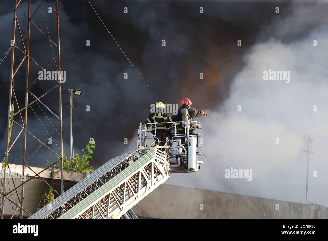Dacca, Bangladesh. 18 ottobre 2025. I vigili del fuoco lavorano per spegnere un enorme incendio nella zona di carico dell'aeroporto internazionale Hazrat Shahjalal di Dacca, Bangladesh, 18 ottobre 2025. Un enorme incendio è scoppiato sabato nella zona cargo dell'aeroporto internazionale Hazrat Shahjalal nella capitale del Bangladesh, Dhaka, costringendo a sospendere temporaneamente le operazioni di volo. Crediti: Habibur Rahman/Xinhua/Alamy Live News Foto Stock