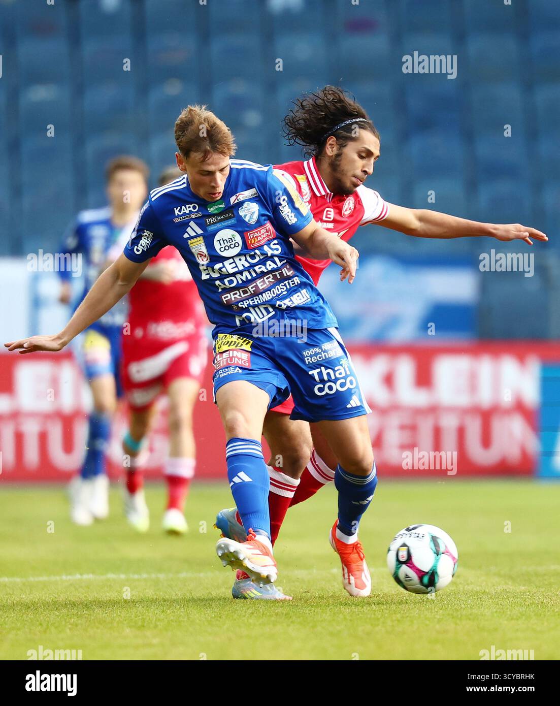 ABD0071 20251018 - GRAZ - Österreich: Fabian Wilflinger (TSV Hartberg /links) und Ramiz Harakate (GAK) während der Admiral Bundesliga- Begegnung/10. Runde zwischen GAK und TSV Egger Glas Hartberg am Samstag, 18 anni. Oktober 2025, nella der Merkur Arena di Graz. - FOTO: APA/ERWIN SCHERIAU - 20251018 PD6750 credito: APA-PictureDesk/Alamy Live News Foto Stock