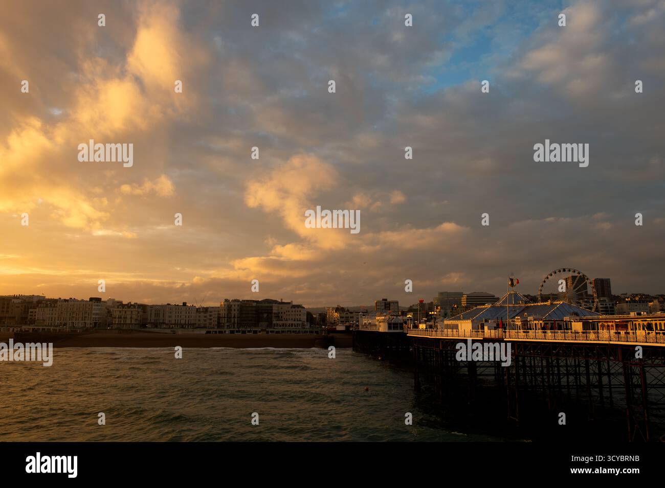 Tramonto sullo skyline della città Foto Stock