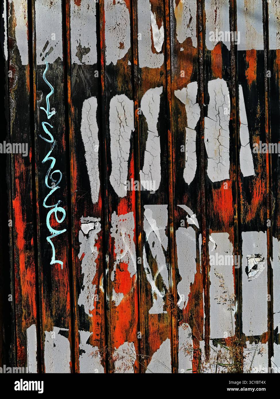Primo piano di un muro urbano grintoso con vernice sbucciante e graffiti nei colori bianco, rosso e nero che conferiscono un aspetto sbalorditivo Foto Stock