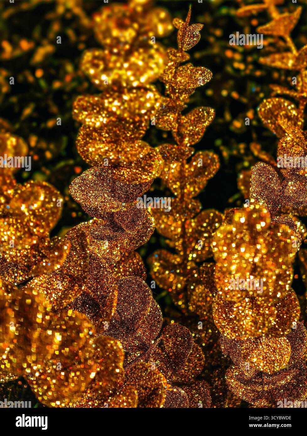 Fiori glitter d'oro decorazioni scintillanti Design di lusso festivo scintillante decorazione di sfondo per feste d'arte botanica. Sfondo Premium Foto Stock