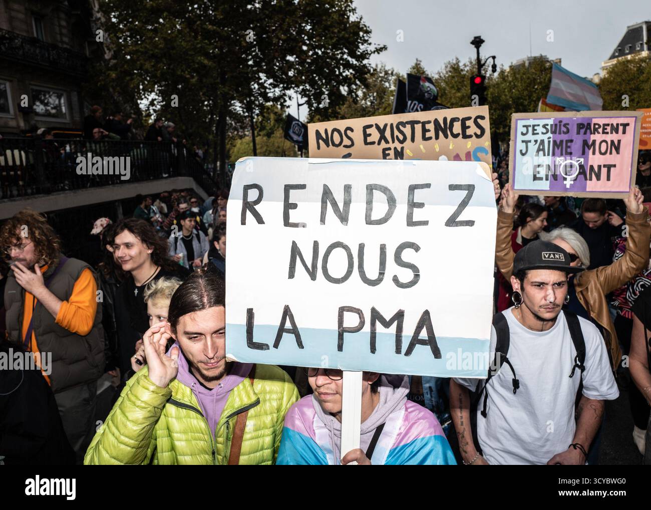 Saint Ouen, Parigi, Francia. 18 ottobre 2025. Il 28° ExisTransInter, una importante marcia annuale di persone trans e intersessuali e dei loro sostenitori, inizia in piazza République, 75003 Parigi, per difendere i diritti delle persone transgender e intersessuali di fronte agli attacchi reazionari e promuovere l'uguaglianza di genere. (Credit Image: © Sadak Souici/ZUMA Press Wire) SOLO PER USO EDITORIALE! Non per USO commerciale! Foto Stock
