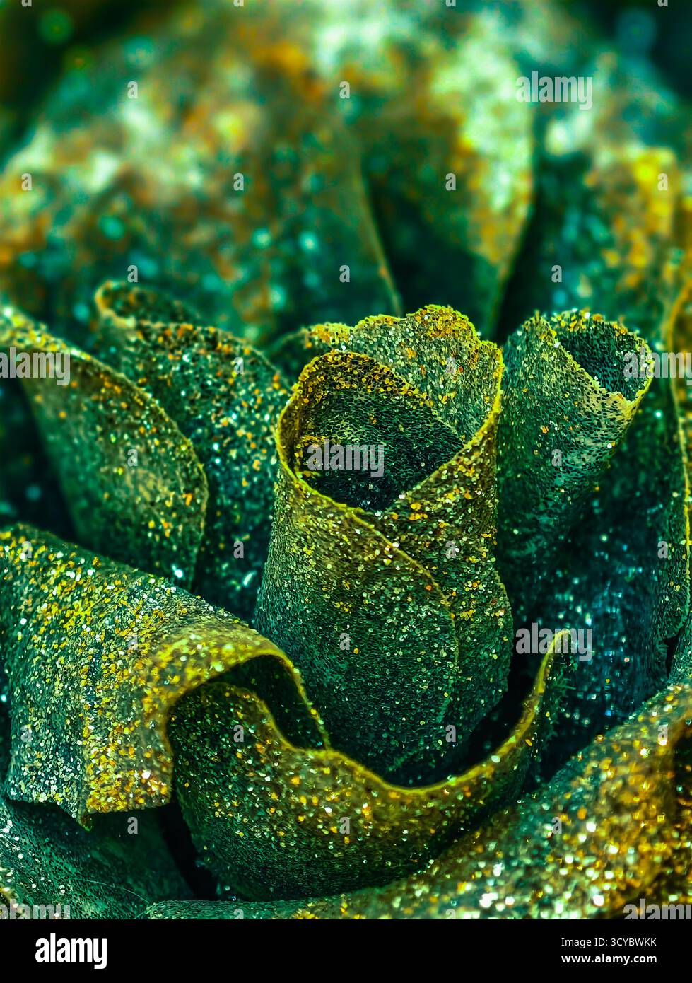 Nastro glitter oro verde, decorazioni natalizie scintillanti, smalto metallizzato, motivo per feste, sfondo di lusso Foto Stock