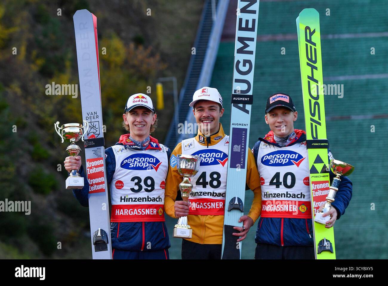Eferding, Austria. 18 ottobre 2025. EFERDING, AUSTRIA - 18 OTTOBRE: Il secondo posto Daniel Tschofenig dell'Austria, il primo posto Philipp Raimund della Germania e il terzo posto Jan Hoerl dell'Austria festeggia alla HS 90 femminile alla Viessmann FIS Ski Jumping World Cup Hinzenbach a energie AG Skisprungarena il 18 ottobre 2025 a Eferding, Austria 251018 SEPA 24 096 - 20251018 PD6935 credito: APA-PictureDesk Live/Alamrey News Live Foto Stock