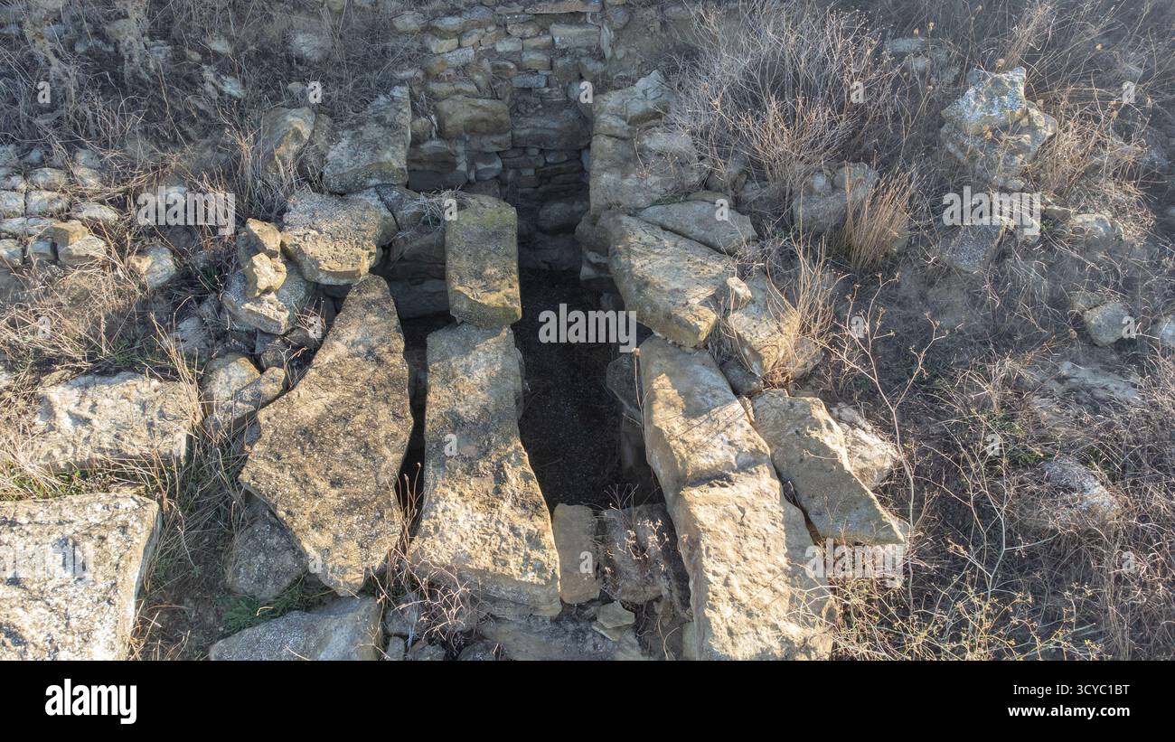 Vista aerea della tomba megalitica di Pranu Siara, un antico sito archeologico in Sardegna Foto Stock