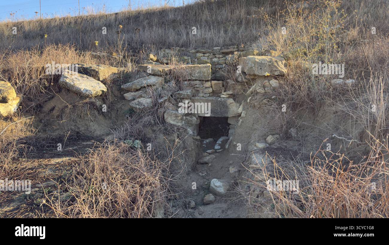 Vista aerea della tomba megalitica di Pranu Siara, un antico sito archeologico in Sardegna Foto Stock
