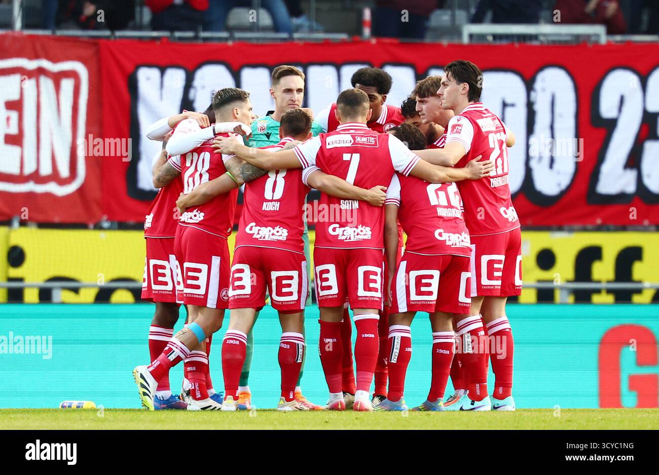 ABD0093 20251018 - GRAZ - Österreich: Die Mannschaft des GAK während der Admiral Bundesliga- Begegnung/10. Runde zwischen GAK und TSV Egger Glas Hartberg am Samstag, 18 anni. Oktober 2025, nella der Merkur Arena di Graz. - FOTO: APA/ERWIN SCHERIAU - 20251018 PD7806 credito: APA-PictureDesk/Alamy Live News Foto Stock