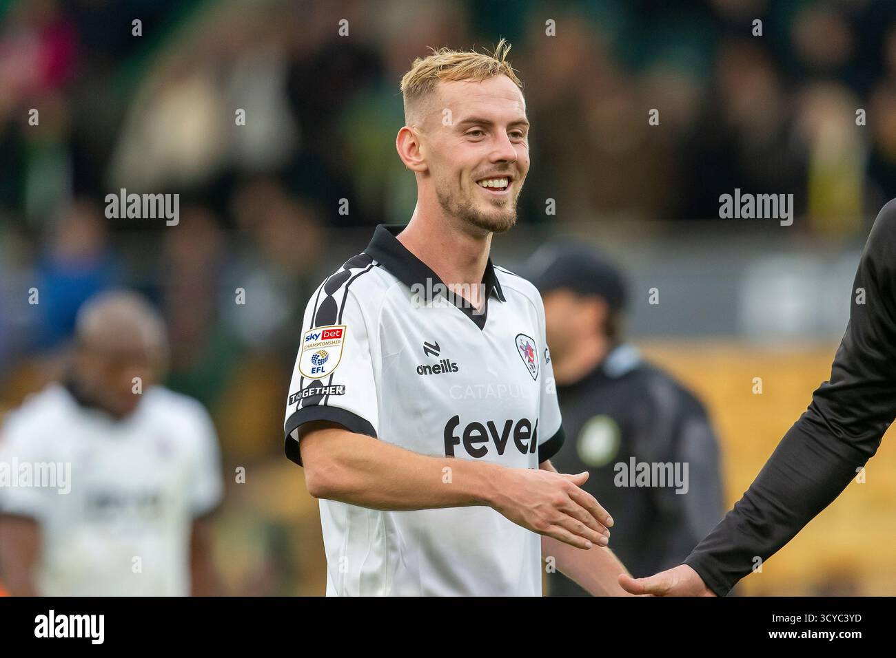 Carrow Road, Norwich, sabato 18 ottobre 2025. Mark Sykes di Bristol City festeggia la vittoria dopo la partita del Campionato Sky Bet tra Norwich City e Bristol City a Carrow Road, Norwich, sabato 18 ottobre 2025. (Foto: David Watts | mi News) crediti: MI News & Sport /Alamy Live News Foto Stock