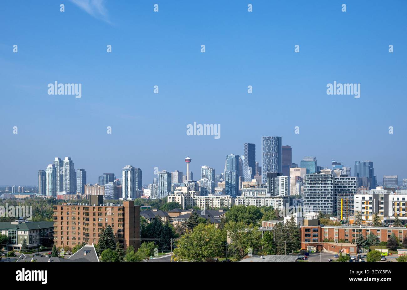 Lo skyline della città dal Tom Campbell's Hill Natural Park, Calgary, Alberta, Canada Foto Stock