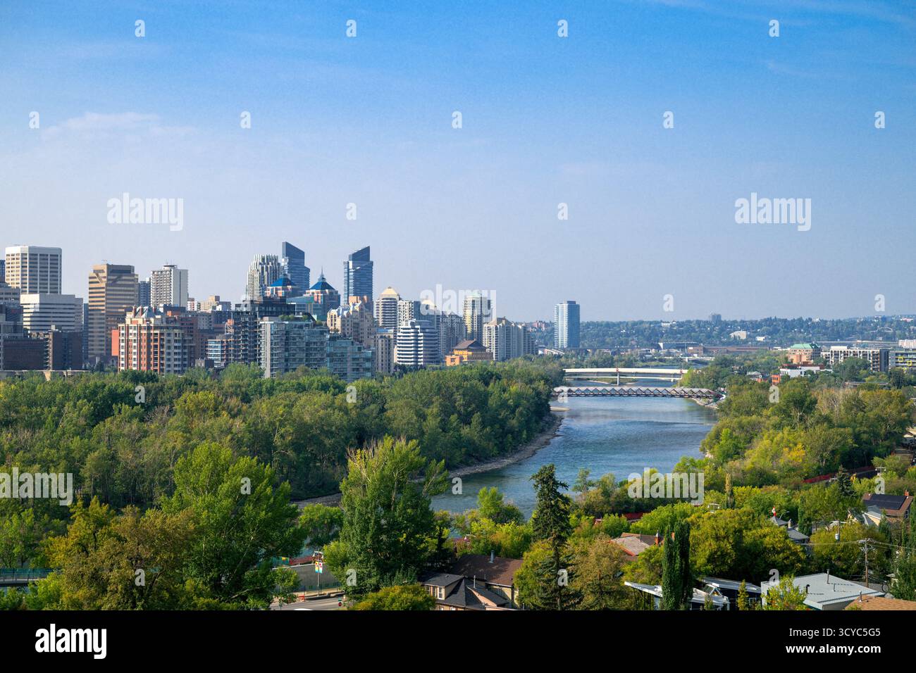 Lo skyline del centro cittadino dal punto di osservazione Crescent Heights con il fiume Bow in primo piano, Calgary, Alberta, Canada Foto Stock