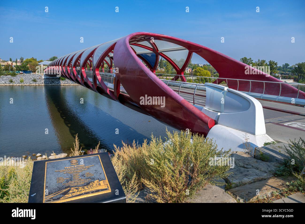 Il Peace Bridge sul fiume Bow a Eau Claire Park, Calgary, Alberta, Canada Foto Stock