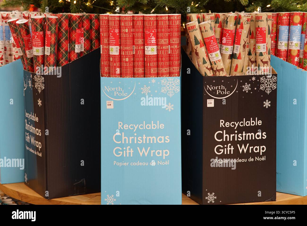 Rotoli riciclabili per il regalo di Natale in mostra all'Haskins Garden Centre, che promuovono confezioni ecologiche per le feste. Haskins Garden Centre, Snowhill Foto Stock