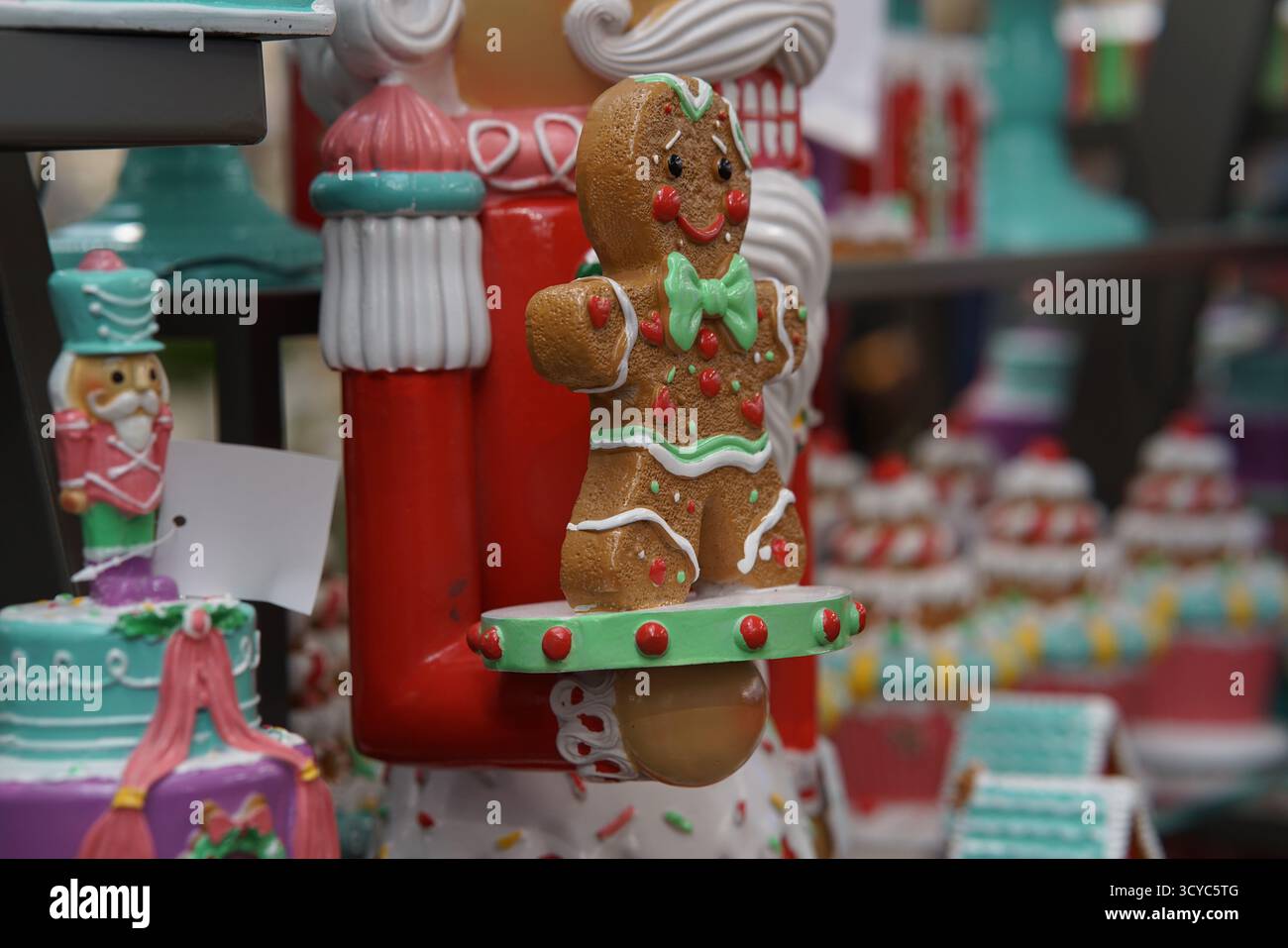Decorazione uomo di pan di zenzero con ornamenti natalizi a tema caramelle in colorata esposizione festiva all'Haskins Garden Centre. Foto Stock