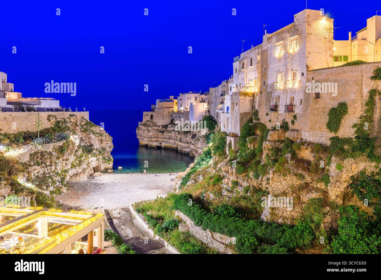 Spiaggia di Polignano a Mare a Blue Hour, regione Puglia, Italia, Europa. Foto Stock