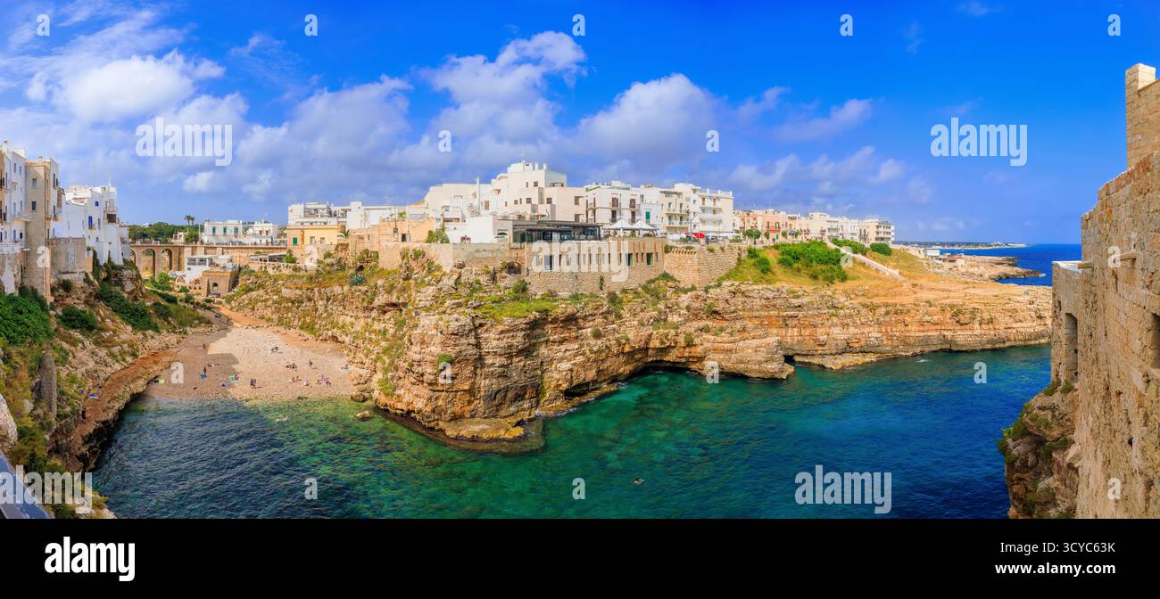 Polignano a Mare, Italia. Panorama della spiaggia di Lama Monachile. Regione Puglia. Foto Stock