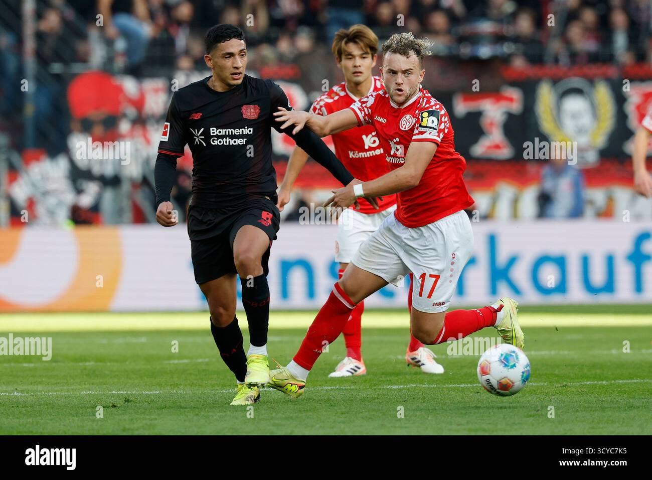 Mainz, Germania. 18 ottobre 2025. V. l. Equi Fernandez (Bayer 04 Leverkusen, 16) e Benedict Hollerbach (1.FSV Mainz 05, 17), 18.10.2025, Fussball, Bundesliga, 1) LE NORMATIVE FSV MAINZ 05 - BAYER 04 LEVERKUSEN, GER, MAINZ, MEWA ARENA, DFL VIETANO QUALSIASI USO DI FOTOGRAFIE COME SEQUENZE DI IMMAGINI E/O QUASI-VIDEO. Credito: dpa/Alamy Live News Foto Stock