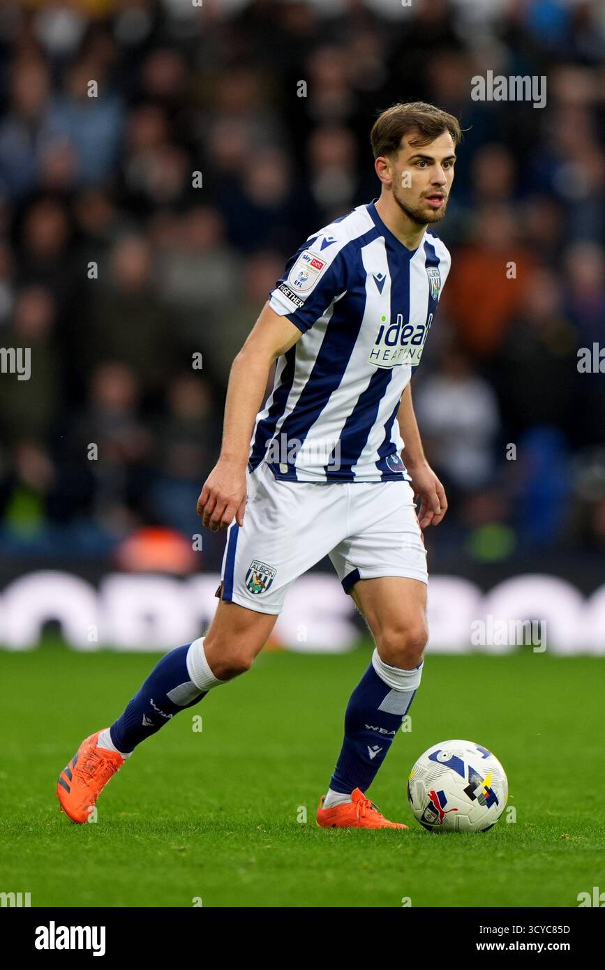 Jayson Molumby di West Bromwich Albion durante lo Sky Bet Championship match agli Hawthorns di West Bromwich. Data foto: Sabato 18 ottobre 2025. Foto Stock