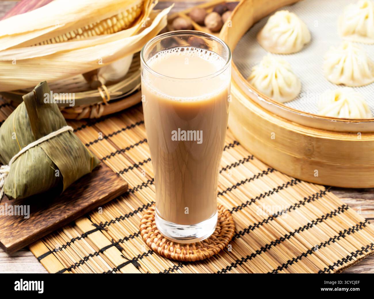 Tè al latte freddo servito in vetro isolato sul tappeto con vista laterale della bevanda rinfrescante di taiwan Foto Stock