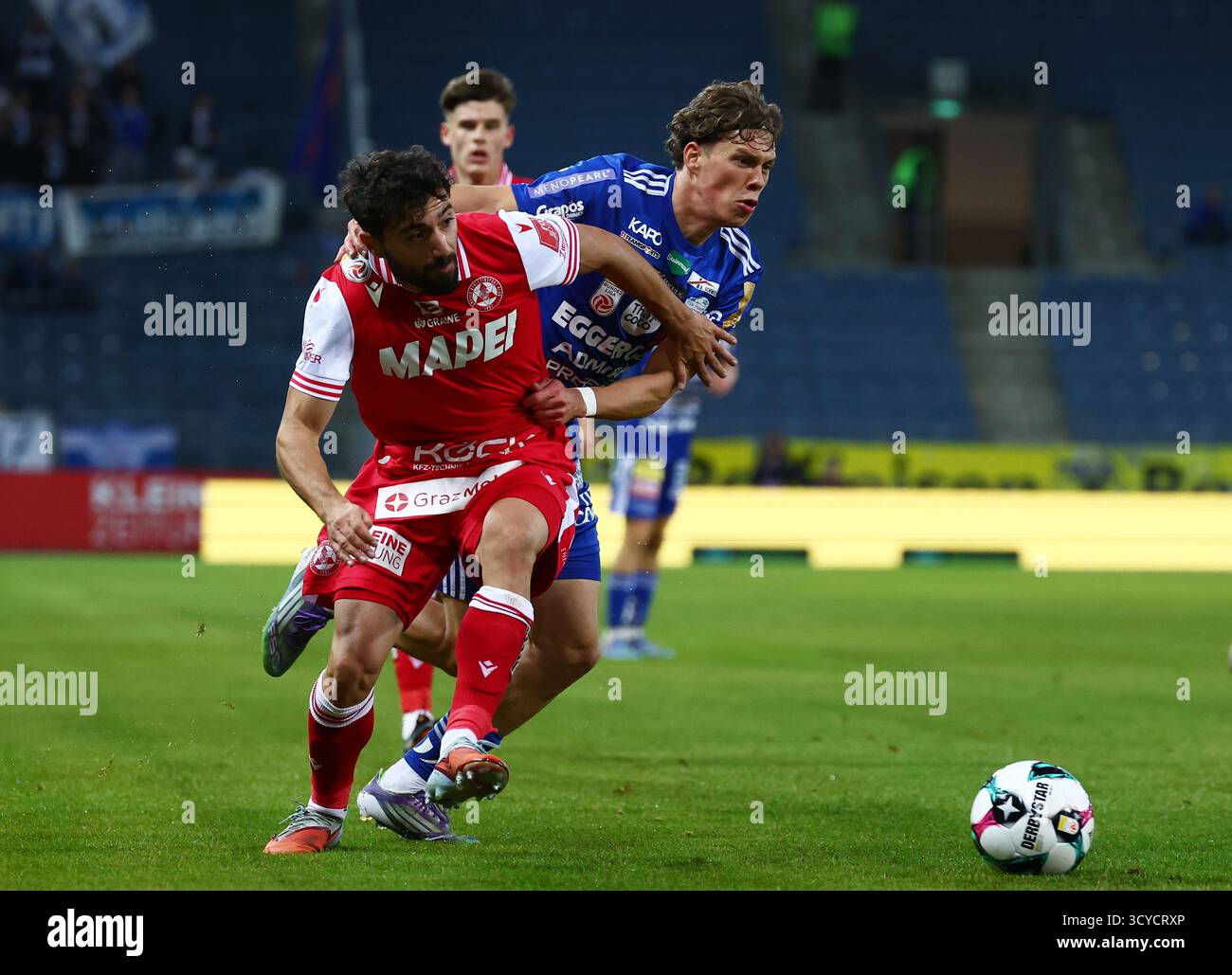 ABD0129 20251018 - GRAZ - Österreich: Jacob Italiano (GAK /links) und Maximilian Fillafer (TSV Hartberg) während der Admiral Bundesliga- Begegnung/10. Runde zwischen GAK und TSV Egger Glas Hartberg am Samstag, 18 anni. Oktober 2025, nella der Merkur Arena di Graz. - FOTO: APA/ERWIN SCHERIAU - 20251018 PD8695 credito: APA-PictureDesk/Alamy Live News Foto Stock
