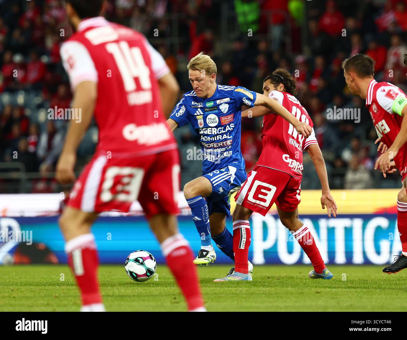 ABD0130 20251018 - GRAZ - Österreich: Benjamin Markus (TSV Hartberg /links) und Ramiz Harakate (GAK) während der Admiral Bundesliga- Begegnung/10. Runde zwischen GAK und TSV Egger Glas Hartberg am Samstag, 18 anni. Oktober 2025, nella der Merkur Arena di Graz. - FOTO: APA/ERWIN SCHERIAU - 20251018 PD8712 credito: APA-PictureDesk/Alamy Live News Foto Stock