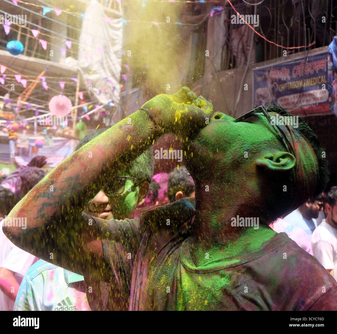 Holi in Bangladesh è un gioioso festival di colori celebrato con musica, danza e unità, simboleggiando l'amore, il rinnovamento, e la vittoria del bene. Foto Stock
