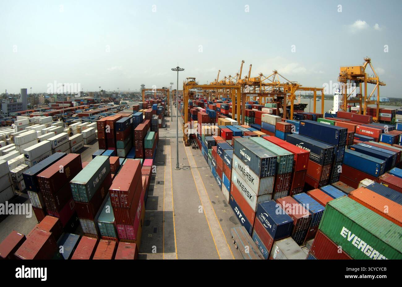Il porto di Chittagong, il più grande porto marittimo del Bangladesh, gestisce merci e container, fungendo da principale porta di accesso per il commercio internazionale del paese. Foto Stock