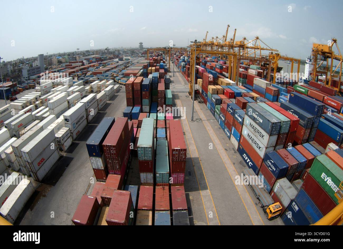 Il porto di Chittagong, il più grande porto marittimo del Bangladesh, gestisce merci e container, fungendo da principale porta di accesso per il commercio internazionale del paese. Foto Stock