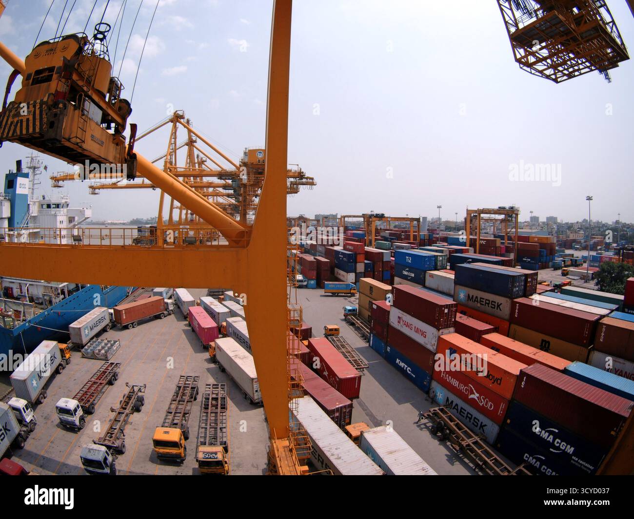 Il porto di Chittagong, il più grande porto marittimo del Bangladesh, gestisce merci e container, fungendo da principale porta di accesso per il commercio internazionale del paese. Foto Stock