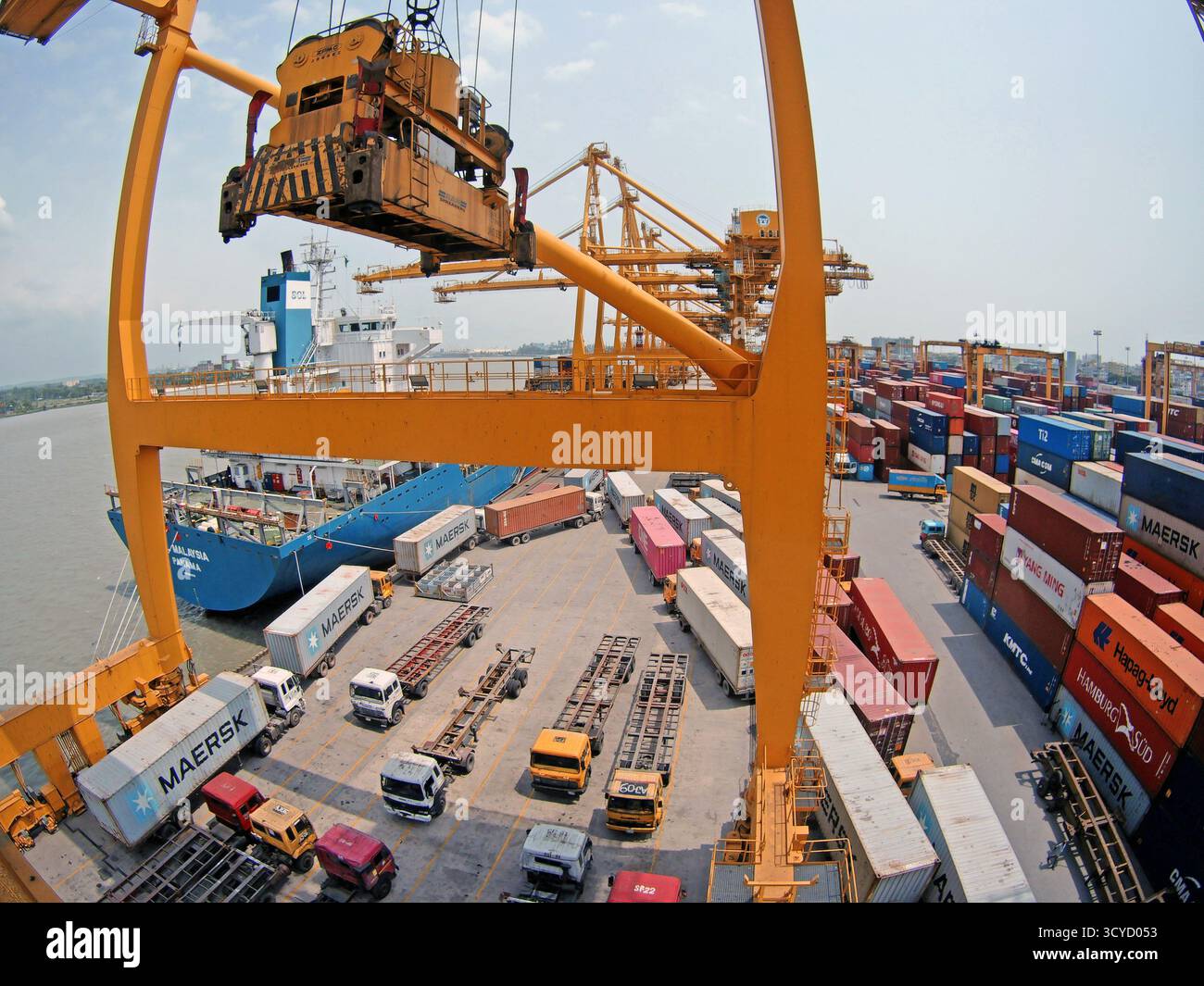 Il porto di Chittagong, il più grande porto marittimo del Bangladesh, gestisce merci e container, fungendo da principale porta di accesso per il commercio internazionale del paese. Foto Stock