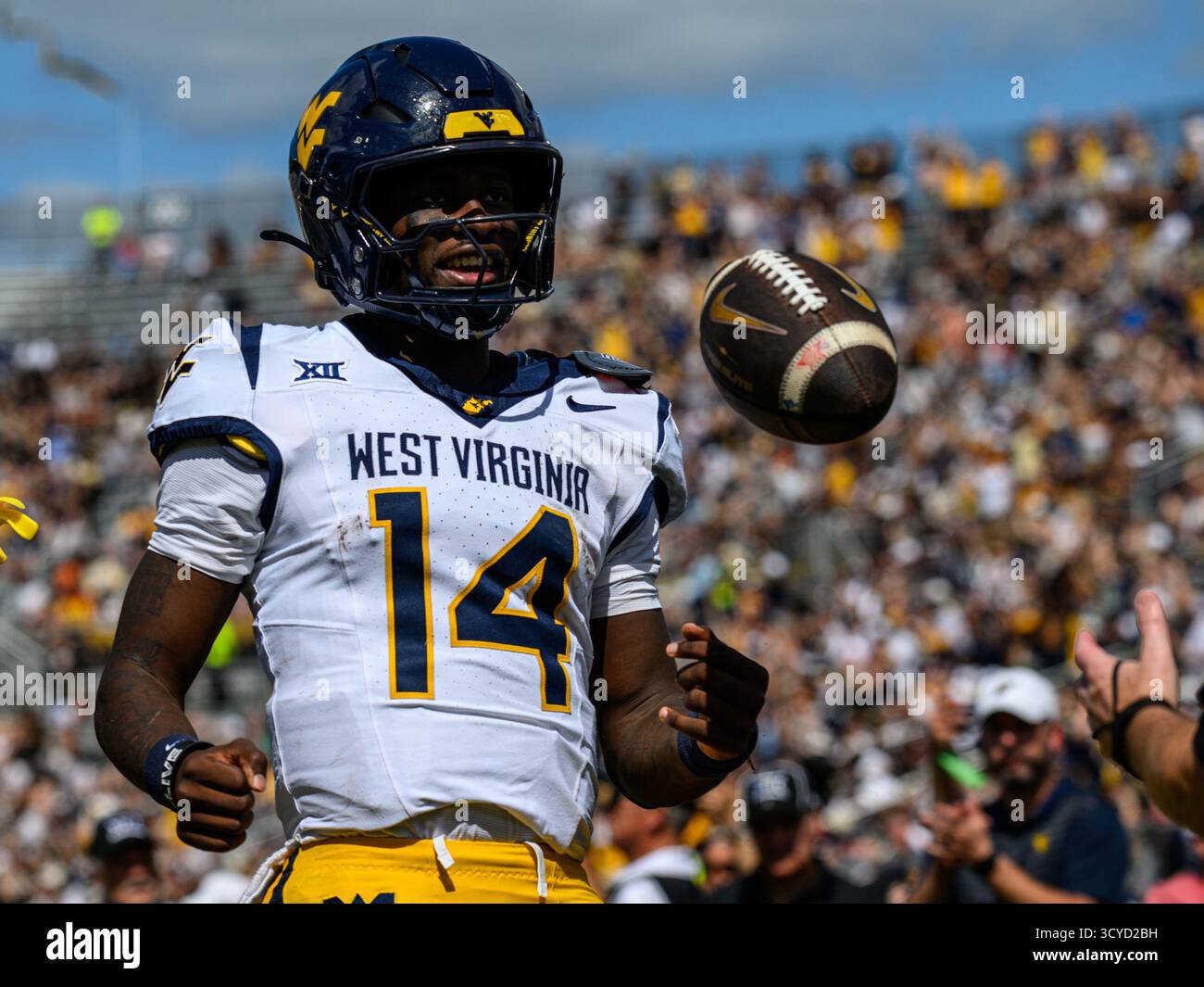 Orlando, Florida, Stati Uniti. 18 ottobre 2025. Il quarterback dei West Virginia Mountaineers Khalil Wilkins (14) reagisce dopo aver corso per un touch down nel primo tempo durante il football NCAA contro gli UCF Knights all'Acrisure Bounce House di Orlando, Florida. Romeo T Guzman/CSM/Alamy Live News Foto Stock
