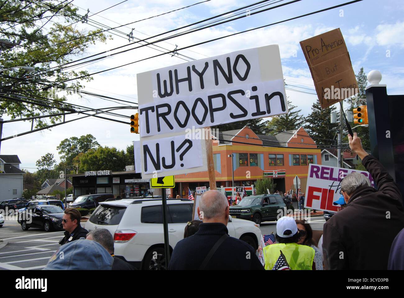 Rutherford, New Jersey, USA - 18 ottobre 2025: No Kings Protestation, Sunset Park a Rutherford, New Jersey Questa è stata una delle tante proteste che hanno avuto luogo a livello nazionale. Foto Stock