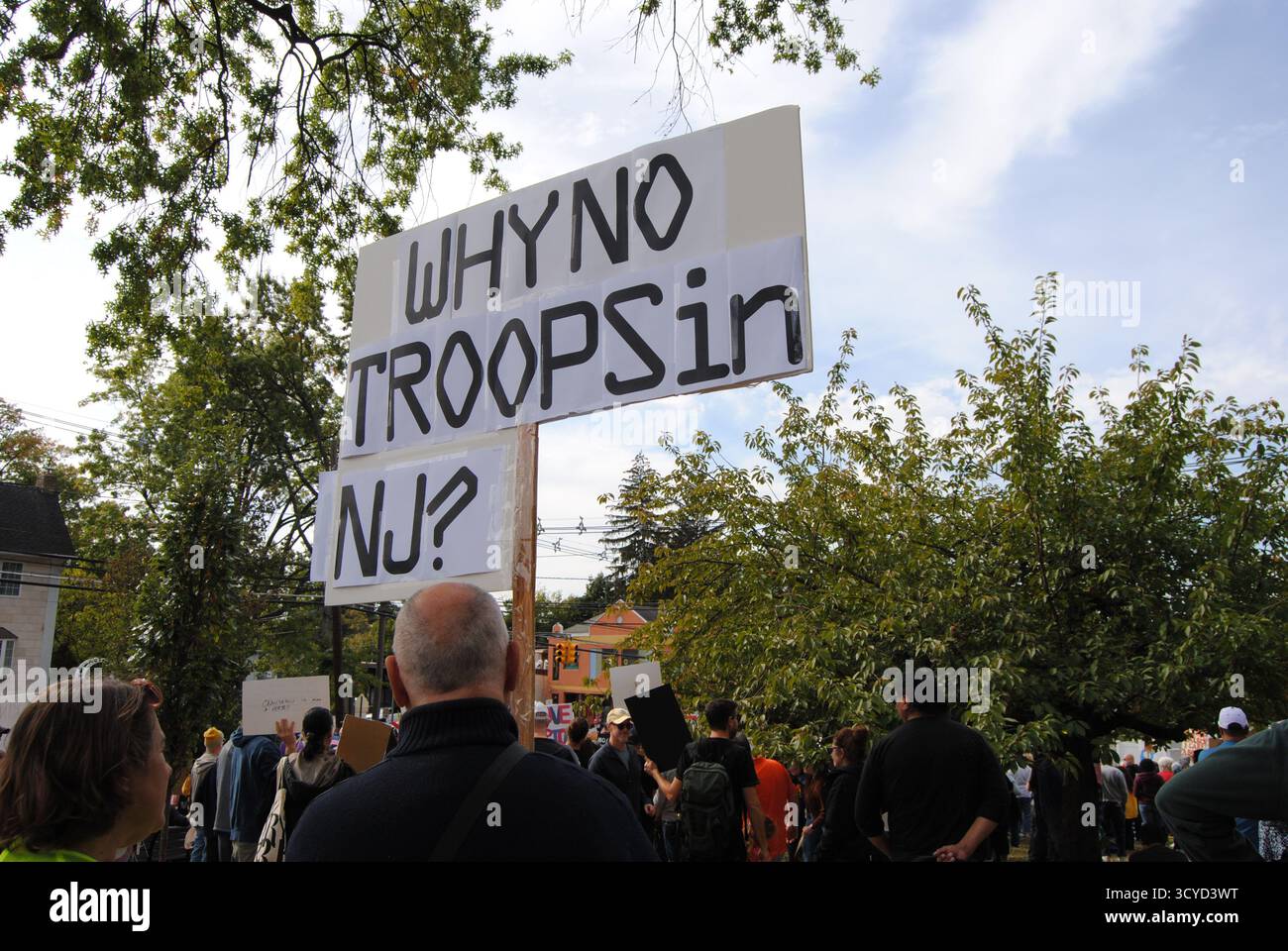 Rutherford, New Jersey, USA - 18 ottobre 2025: No Kings Protestation, Sunset Park a Rutherford, New Jersey Questa è stata una delle tante proteste che hanno avuto luogo a livello nazionale. Foto Stock