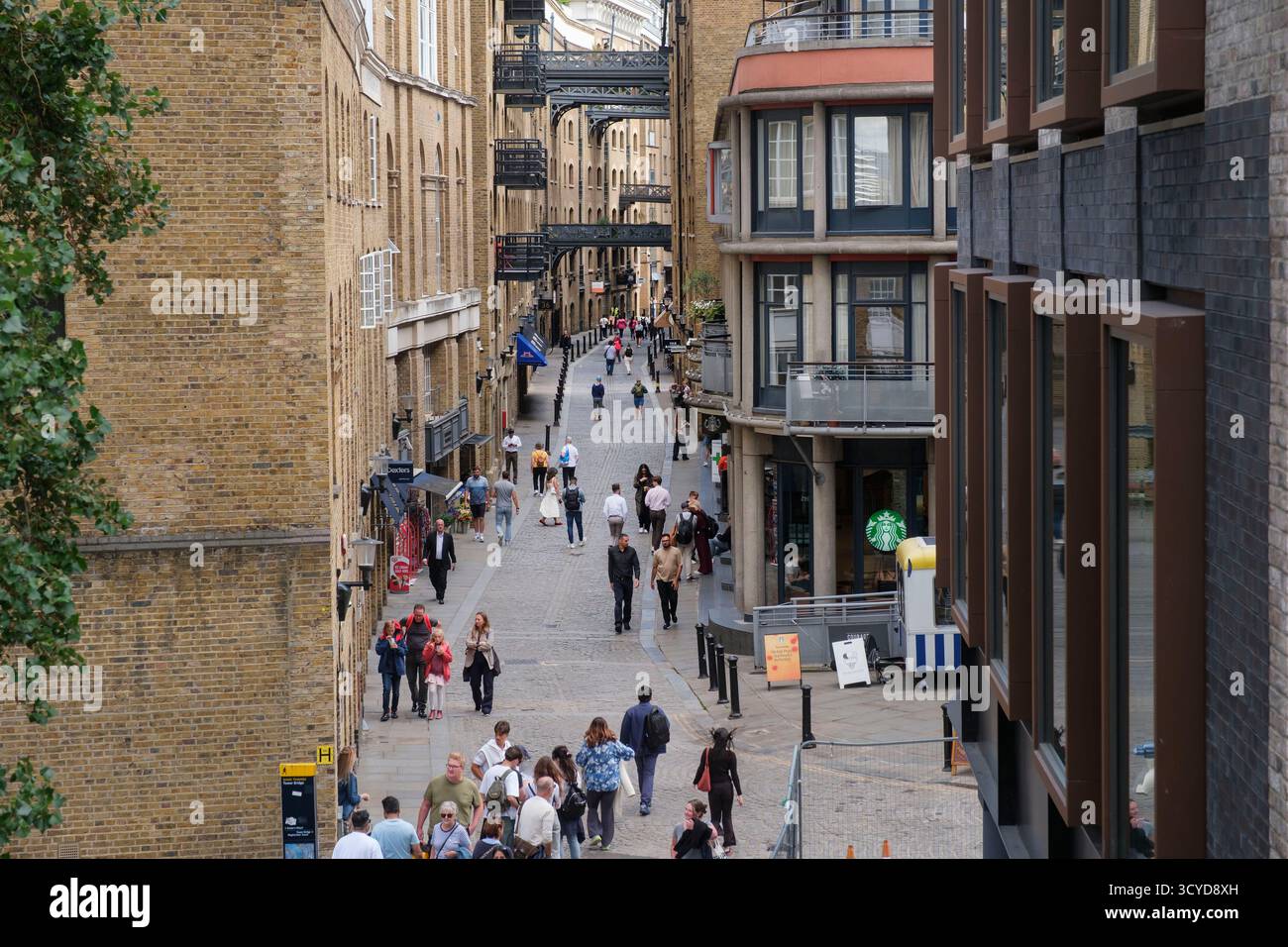 Vista di Butler's Wharf a Londra, un ex quartiere di magazzini sul Tamigi, ora un'area moderna con ristoranti, appartamenti e gallerie. Foto Stock