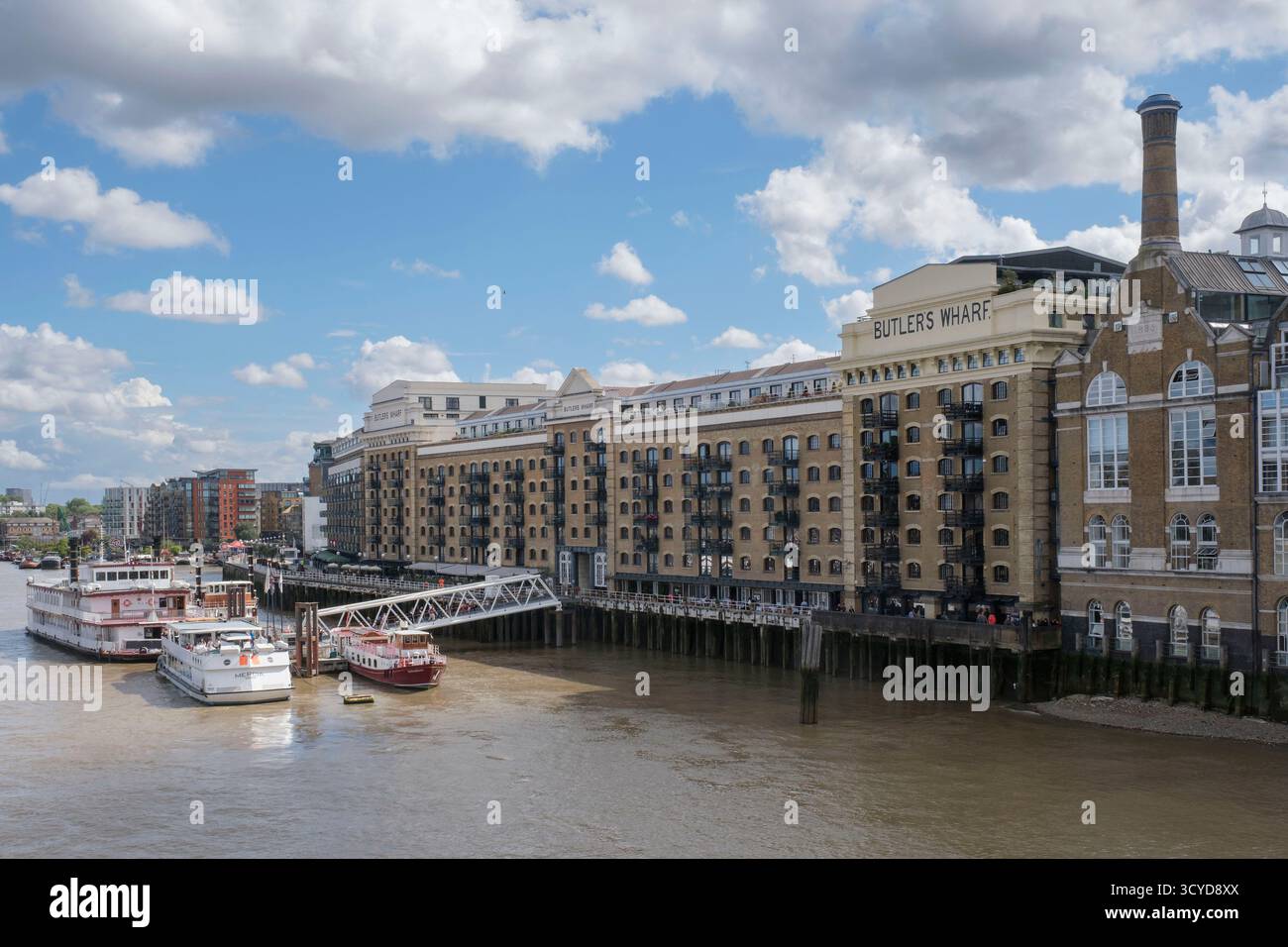Vista di Butler's Wharf a Londra, un ex quartiere di magazzini sul Tamigi, ora un'area moderna con ristoranti, appartamenti e gallerie. Foto Stock