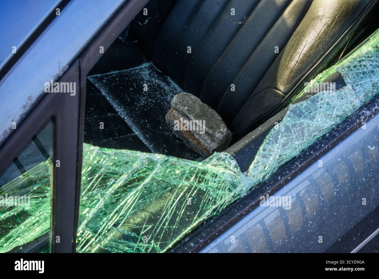 UK Car Crime - Una roccia si trova sul sedile del passeggero di Un'auto, essendo stata utilizzata dai ladri per spalmare la finestra per ottenere l'accesso a Kirkliston, Edimburgo, Scozia Foto Stock UK Car Crime - Una roccia si trova sul sedile del passeggero di Un'auto, essendo stata utilizzata dai ladri per spalmare la finestra per ottenere l'accesso a Kirkliston, Edimburgo, Scozia Foto Stock