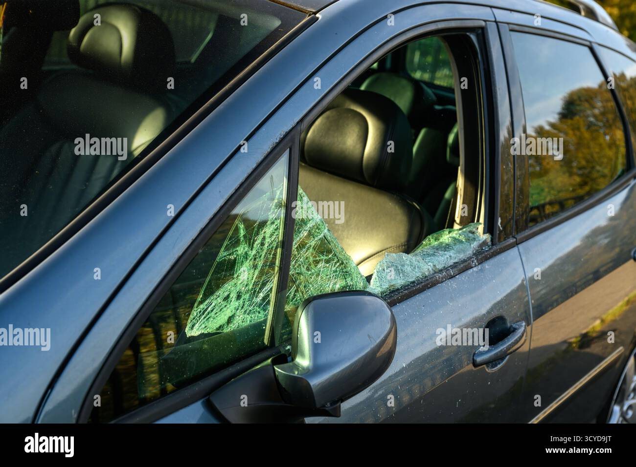 UK Car Crime - Uno sfondamento della porta del passeggero anteriore per Thieves to Gain Access Kirkliston, Edimburgo, Scozia, Regno Unito, Regno Unito. Foto Stock UK Car Crime - Uno sfondamento della porta del passeggero anteriore per Thieves to Gain Access Kirkliston, Edimburgo, Scozia, Regno Unito, Regno Unito. Foto Stock