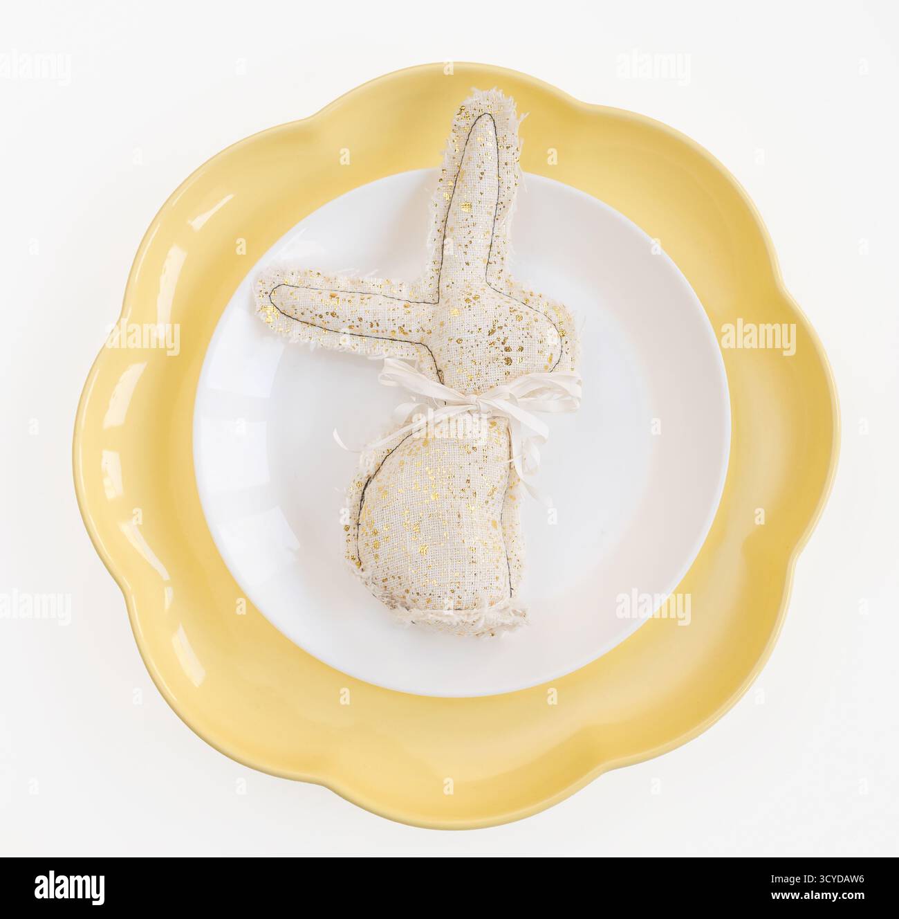 Buona Pasqua. Concetto di festa di Pasqua. Vista dall'alto verticale vuoto bianco, piatto giallo, coniglio decorativo, uova, sfondo bianco isolato. Copia spazio, Foto Stock